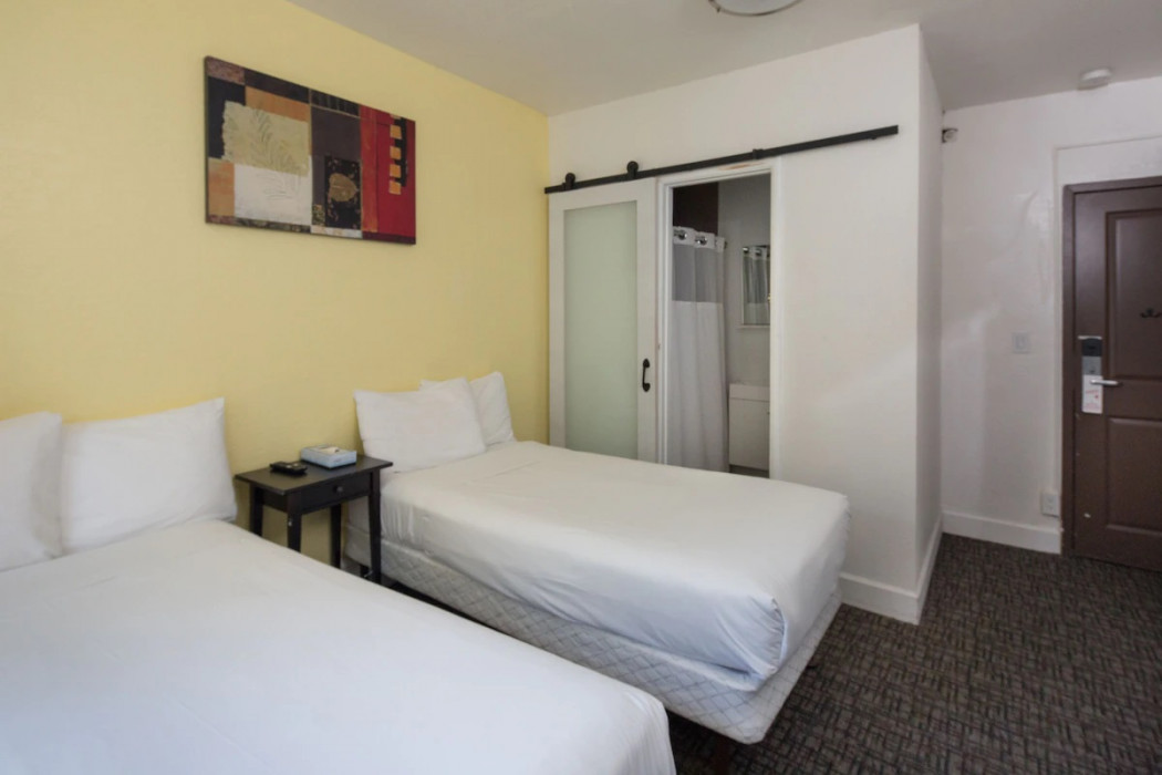 2 Twin Beds Private Bathroom