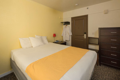 1 Queen Bed Private Bathroom