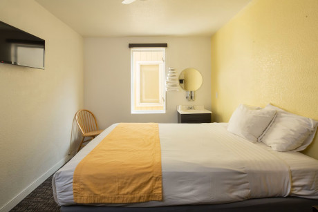 1 Queen Bed Private Bathroom