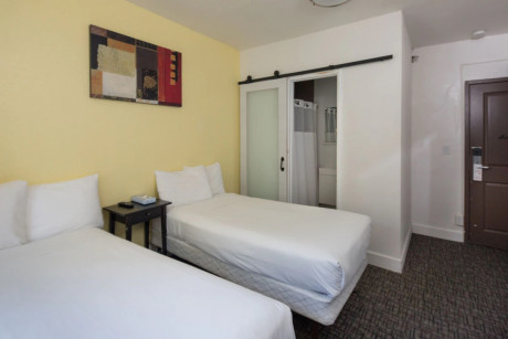 2 Twin Beds Private Bathroom